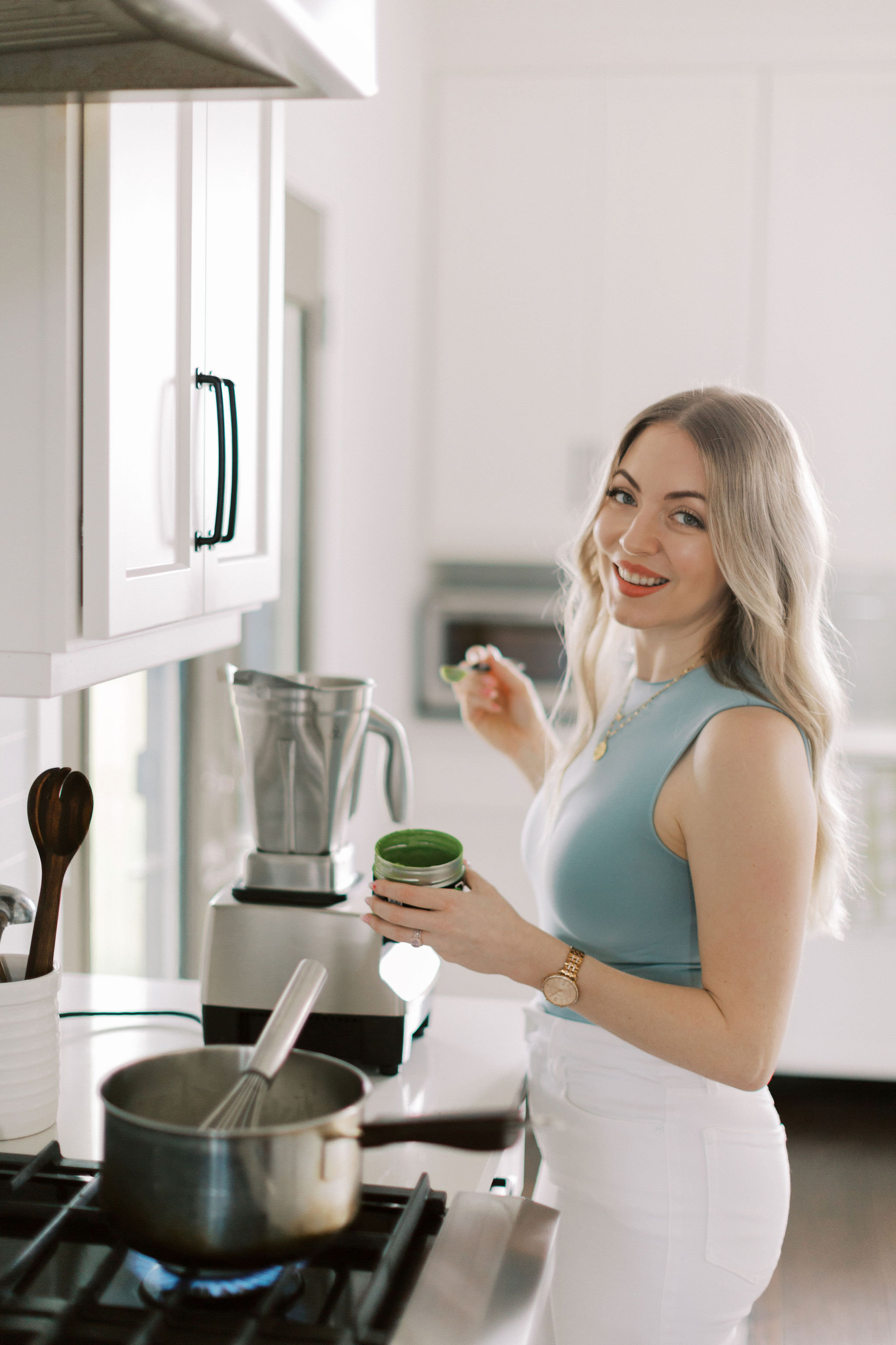 Katie Stewart making a green smoothie in her kitchen